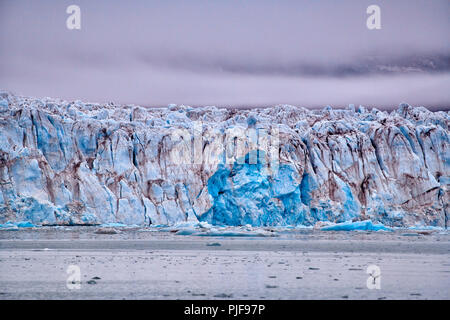 National Geographic, Straße tripblue Eis der Gletscher Kronebreen oder Krone, Kongsfjord, Ny-Ålesund, Spitzbergen oder Spitzbergen, Europa Stockfoto