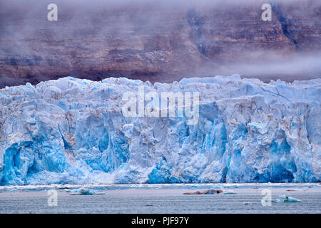National Geographic, Straße tripblue Eis der Gletscher Kronebreen oder Krone, Kongsfjord, Ny-Ålesund, Spitzbergen oder Spitzbergen, Europa Stockfoto