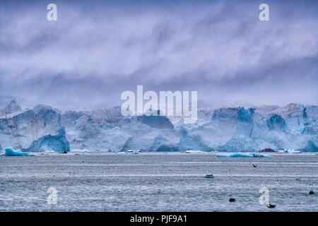 National Geographic, Straße tripblue Eis der Gletscher Kronebreen oder Krone, Kongsfjord, Ny-Ålesund, Spitzbergen oder Spitzbergen, Europa Stockfoto