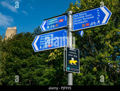 Wasser des Leith Fußweg und Radweg Richtung Schilder mit Hund Hinweis auf sonnigen Tag Leith, Edinburgh, Schottland, Großbritannien Stockfoto