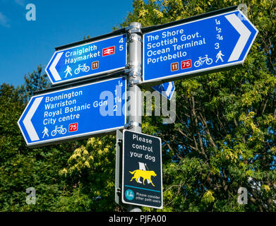 Wasser des Leith Fußweg und Radweg Richtung Schilder mit Hund Hinweis auf sonnigen Tag Leith, Edinburgh, Schottland, Großbritannien Stockfoto