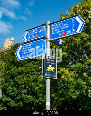 Wasser des Leith Fußweg und Radweg Richtung Schilder mit Hund Hinweis auf sonnigen Tag Leith, Edinburgh, Schottland, Großbritannien Stockfoto