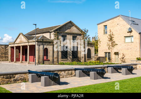 Erschwingliches Gehäuse Entwicklung, Leith Fort, historische Armee Garnison von James Craig im Georgianischen Stil mit Pförtnerloge, Edinburgh, Schottland, Großbritannien Stockfoto