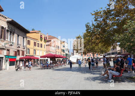 Menschen essen bei Open-Air-Restaurants, Campo Santa Margherita, Dorsoduro Venedig, Venetien, Italien, um an einem sonnigen Herbsttag. Stockfoto