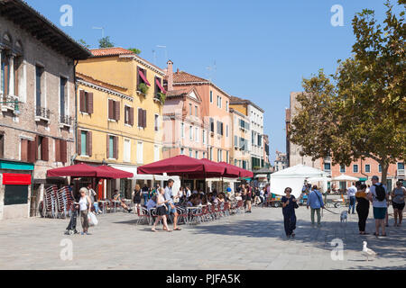 Menschen essen bei Open-Air-Restaurants, Campo Santa Margherita, Dorsoduro Venedig, Venetien, Italien, um an einem sonnigen Herbsttag. Stockfoto