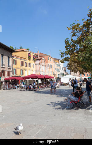 Menschen essen bei Open-Air-Restaurants, Campo Santa Margherita, Dorsoduro Venedig, Venetien, Italien, um an einem sonnigen Herbsttag. Stockfoto