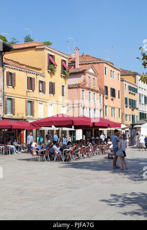 Menschen essen bei Open-Air-Restaurants, Campo Santa Margherita, Dorsoduro Venedig, Venetien, Italien, um an einem sonnigen Herbsttag. Stockfoto