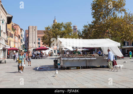 Fischhändler in Campo Santa Margherita, Dorsoduro Venedig, Venetien, Italien Stall mit einem lokalen Venezianische Dame shopping, scavenging Möwen, Mann Stockfoto