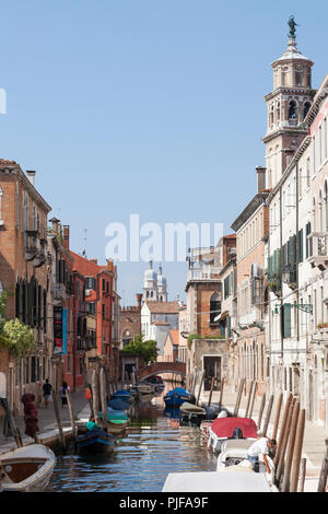 San Barnaba Kanal, Rio San Barnaba, Dorsoduro Venedig, Venetien, Italien, einem malerischen Kanal im Spätsommer zurück Stockfoto