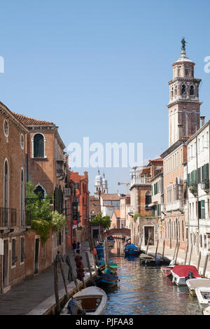 Malerische San Barnaba Kanal, Rio San Barnaba, Dorsoduro Venedig, Venetien, Italien im Spätsommer Stockfoto