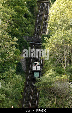 In Lynton Lynmouth Cliff Railway zeigt die Kutschen auf dem Aufstieg Stockfoto