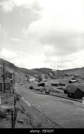 1950, historische, Straße durch eine kleine Siedlung auf den Äußeren Hebriden, Western Isles, Schottland, Großbritannien. Auf der Straße ist ein Slogan, "Stimmen Sie für Sinclair". Stockfoto