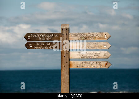 Zeichen zeigen die verschiedenen Wanderungen und Kilometerstand von Lynmouth, North Devon. Tarka Trail, South West Coastal Path, zwei Mauren weg, Coleridge weg. Stockfoto