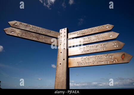 Zeichen zeigen die verschiedenen Wanderungen und Kilometerstand von Lynmouth, North Devon. Tarka Trail, South West Coastal Path, zwei Mauren weg, Coleridge weg. Stockfoto