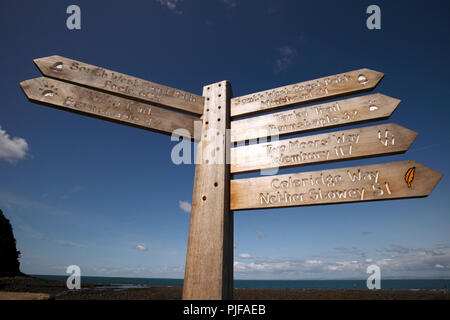 Zeichen zeigen die verschiedenen Wanderungen und Kilometerstand von Lynmouth, North Devon. Tarka Trail, South West Coastal Path, zwei Mauren weg, Coleridge weg. Stockfoto