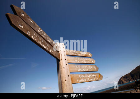 Zeichen zeigen die verschiedenen Wanderungen und Kilometerstand von Lynmouth, North Devon. Tarka Trail, South West Coastal Path, zwei Mauren weg, Coleridge weg. Stockfoto