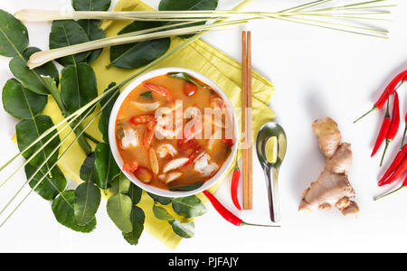 Tom Yum Goong oder würzigen Tom Yum Suppe mit Garnelen Garnelen - Authentische thailändische Küche. Mit Zutaten: Zitronengras, Galgant, kaffernlimette Blätter, frisch Stockfoto