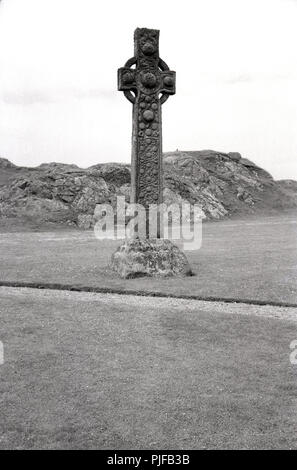 1950er Jahre, antike 9. Jahrhundert St Martins's Cross auf Iona, Innere Hebriden, Western Isles, Schottland, Großbritannien. Die Insel Iona war ein Zentrum des Gälischen Mönchtums für drei Jahrhunderte und ist für seine Abtei, wo die christlichen und keltischen Kreuz steht bekannt. Stockfoto