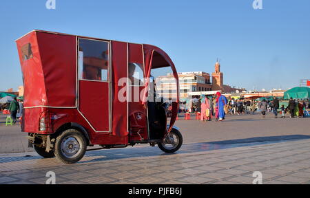 Marktplatz namens Jamaa El Fna in Marrakesch, Marokko, Rot kleine typische Taxi, Tuk-tuk, täglichen Einkauf. Stockfoto