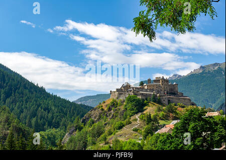 Frankreich. Hautes-Alpes (05), regionale Park von Queyras. Chateau Ville-Vieille. Fort Queyras früher als "Château-Queyras', die ehemalige Burg, die zweite Stockfoto