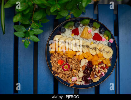 Bunte Acai Schüssel auf den blauen Hintergrund Stockfoto