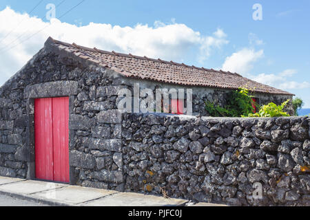 Typisches Haus aus vulkanischen Gesteinen, Verdelho Wein Region, Insel Pico, Azoren, Portugal Stockfoto