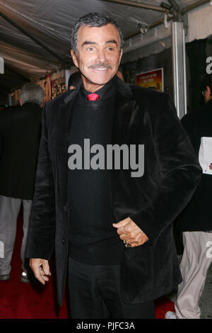 Burt Reynolds besucht "screening The Longest Yard' Ankunft in der Clearview Chelsea Kinos NYC USA am 24. Mai 2005. Stockfoto