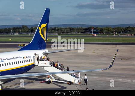 Die Fluggäste eine Ryanair Boeing 737 auf dem Flughafen Manchester in England. Stockfoto