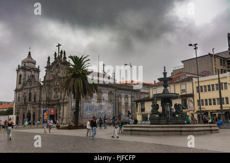 PORTO, PORTUGAL - 20. JULI 2017: Kirche Camo, 18. Jahrhundert, Rokoko-Stil, Karmelitenkirche, 17. Jahrhundert, Barockstil. Ein ein Meter Haus dazwischen Stockfoto