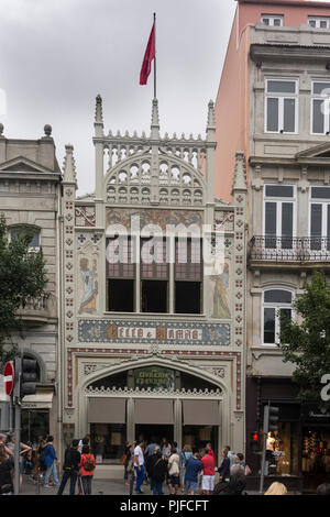 PORTO, PORTUGAL - 18. JULI 2017: Lello Buchhandlung Fassade. Design von Francisco Xavier Esteves. War 1869 die internationale Buchhandlung von Ernesto Chardron Stockfoto