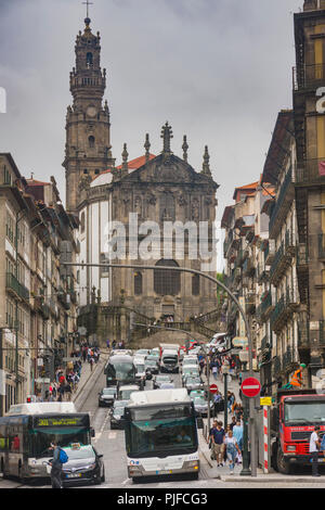 PORTO, PORTUGAL - 19. JULI 2017: Clerigos Kirche, barocke Arbeit des Architekten Nicolau Nasoni. Erbaut 1732. Zum Nationaldenkmal Erklärt Stockfoto