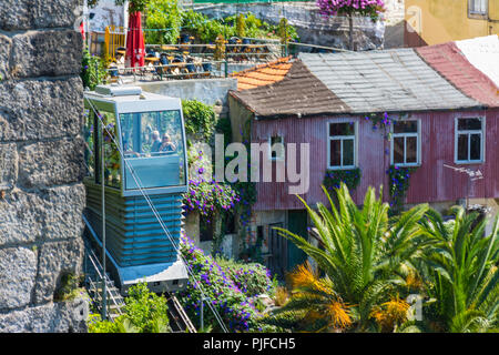 PORTO, PORTUGAL - 21. JULI 2017: Touristen in der Seilbahn, neben der Fernandina-Mauer, geht zwischen den Vierteln Batalha und Ribeira Stockfoto