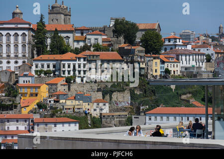 PORTO, PORTUGAL - 21. JULI 2017: Touristen auf der Seilbahn Terrasse Bar, in Gaia. Im Hintergrund Häuser in der Nachbarschaft von Ribeira und Kathedrale Stockfoto