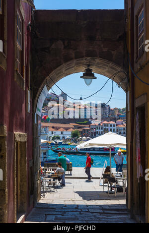 PORTO, PORTUGAL - 21. JULI 2017: Eine Tür der Fernandina-Mauer aus dem 14. Jahrhundert bietet Zugang zu den Ufern des Douro-Flusses im Bezirk Ribeira Stockfoto