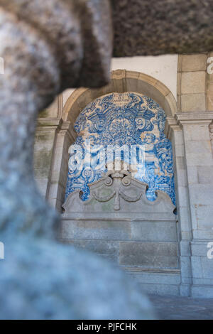 PORTO, PORTUGAL - 21. JULI 2017: Bemalte Fliesen in der Kathedrale von Porto, durch die Balustersäulen an der Nordseite Wand Stockfoto