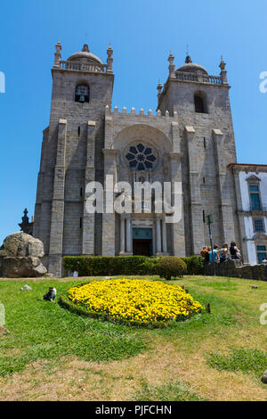 PORTO, PORTUGAL - 21. JULI 2017: Kathedrale Fassade von Porto, aus dem 12. Und 13. Jahrhundert, aus dem kleinen Garten vor ihm, auf seiner Promenade Stockfoto