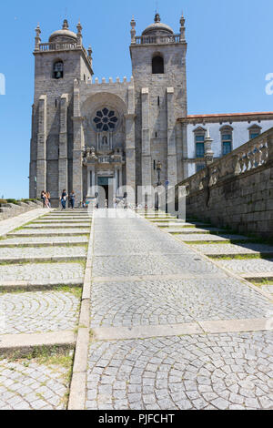 PORTO, PORTUGAL - 21. JULI 2017: Fassade der Kathedrale von Porto, 12. Und 13. Jahrhundert, von der Straße bis zur Promenade Stockfoto