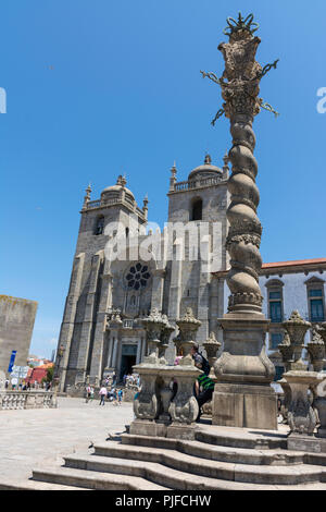 PORTO, PORTUGAL - 21. JULI 2017: Pranger vor der Kathedrale von Porto. Manuelino-Stil. Symbol der Macht der Gerechtigkeit, wurde es nie verwendet, um zu bestrafen Stockfoto