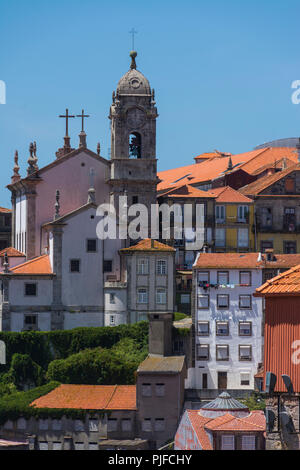 PORTO, PORTUGAL - 21. JULI 2017: Die Kirche unserer Lieben Frau von Vitoria und Häuser des historischen Zentrums, auf dem Hügel, aus der Sicht der Kathedrale Stockfoto