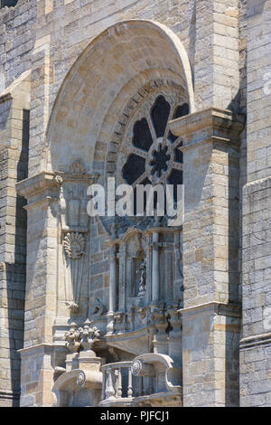 PORTO, PORTUGAL - 21. JULI 2017: Mittelalterliches Rosenfenster über der Haupttür der Kathedrale von Porto Stockfoto