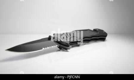 Militärische Waffe schwarz Kampfmesser auf weißem Hintergrund. Stockfoto