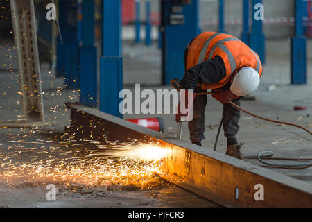 Baustelle Arbeiter schneiden einen Strahl mit einem Azetylen-fackel Stockfoto