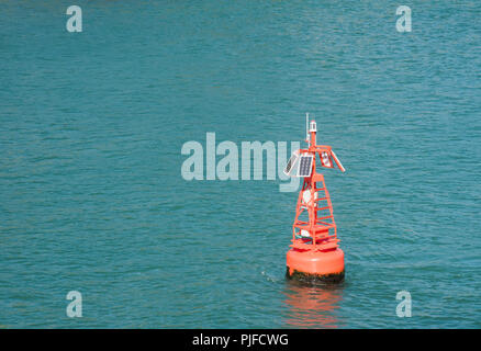 Floating Marine mit Solar Anlagen in den Pazifischen Ozean Hafen in Tauranga, Neuseeland Boje Stockfoto