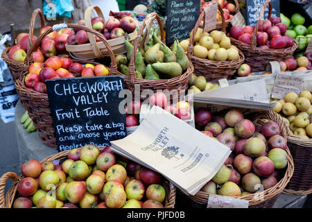 Ihr eigenes Obst Tisch bei Chegworth Tal Markt am Borough Market, London, England. Stockfoto