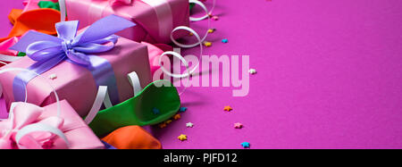 Banner festlichen Hintergrund violett Material bunte Luftballons luftschlangen Konfetti drei Boxen Geschenk. Ansicht von oben flach kopieren Raum Stockfoto