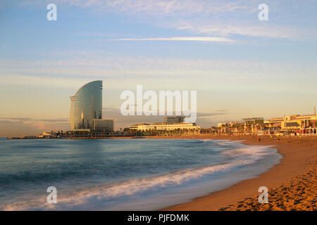 Strand Barceloneta in Barcelona mit bunten Himmel bei Sonnenaufgang. Direkt am Meer, Strand, Küste in Spanien. Vorort von Barcelona, Katalonien Stockfoto