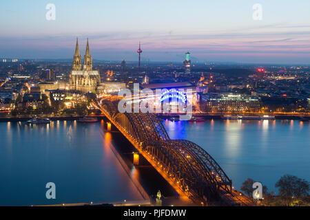 Bild von Köln mit Kölner Dom während der blauen Dämmerstunde in Deutschland. Stockfoto