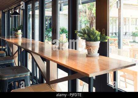 Couchtisch mit Stuhl und decolation im Coffee Shop. Vintage Ton. Stockfoto