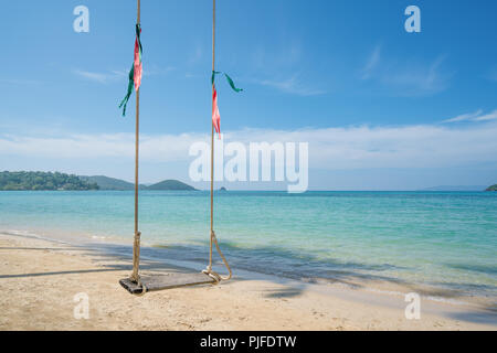 Schwingen hängen von kokospalme über Sommer Strand Meer in Phuket, Thailand. Sommer, Reisen, Ferien und Urlaub Konzept Stockfoto