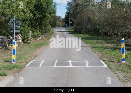 Geschwindigkeitsbegrenzung durch eine Straße stoßen auf einer Landstraße Stockfoto